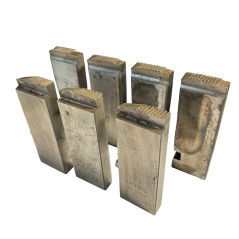 Thread cutting knives